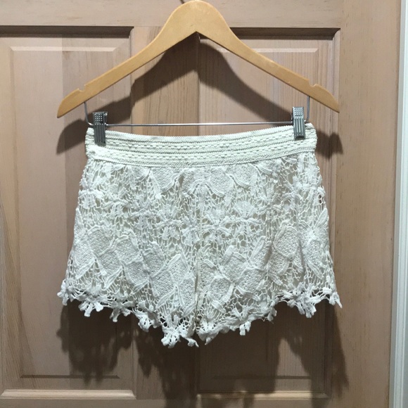 Lace Creme Shorts - Picture 2 of 2